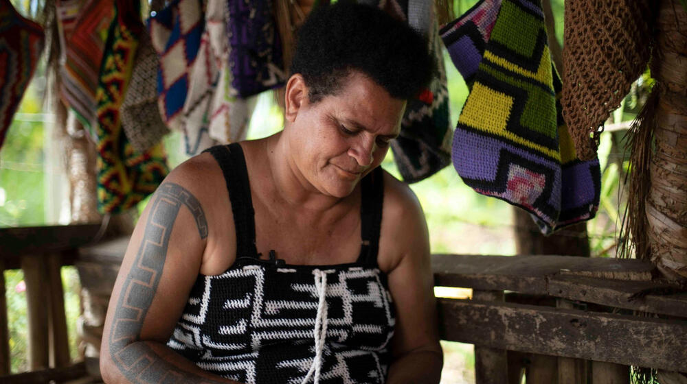 In the hands of #PapuaNewGuinea's women, the bilum is more than a bag; it's a beacon of resilience. Rejecting plastic, these weavers uphold traditional practices that nurture a self-sustained & empowered future. 🌿 Read their story 👇 asiapacific.unfpa.org/en/news/thread…