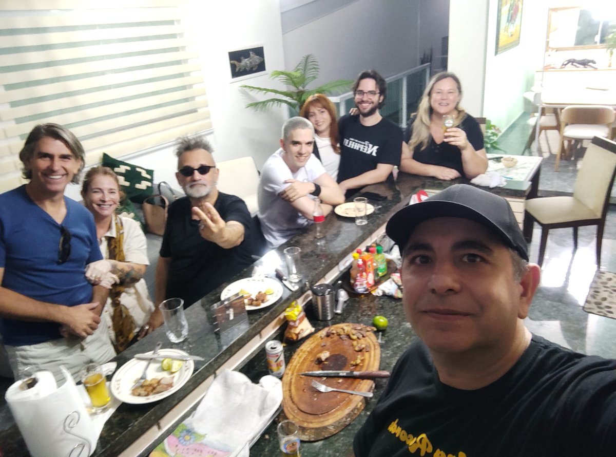 E no domingo, a convite do casal querido Flávio 'Cigano' (@medusa_records) e @elainecnakar, estive em um churrasco sensacional ao lado de gente igualmente querida, como @betos.records e a família de Marcelo 'Akai' e @bearfrommars. Que domingo memorável!