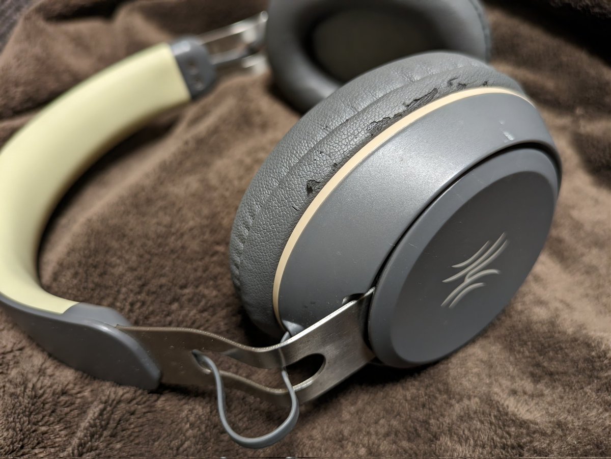 norikobar's tweet image. 数年使っているヘッドホンのイヤーパッドがボロボロになってるんだけど、色合いが好きで新しいの買えないけど、買いたい。ジレンマ。
#Oneodio