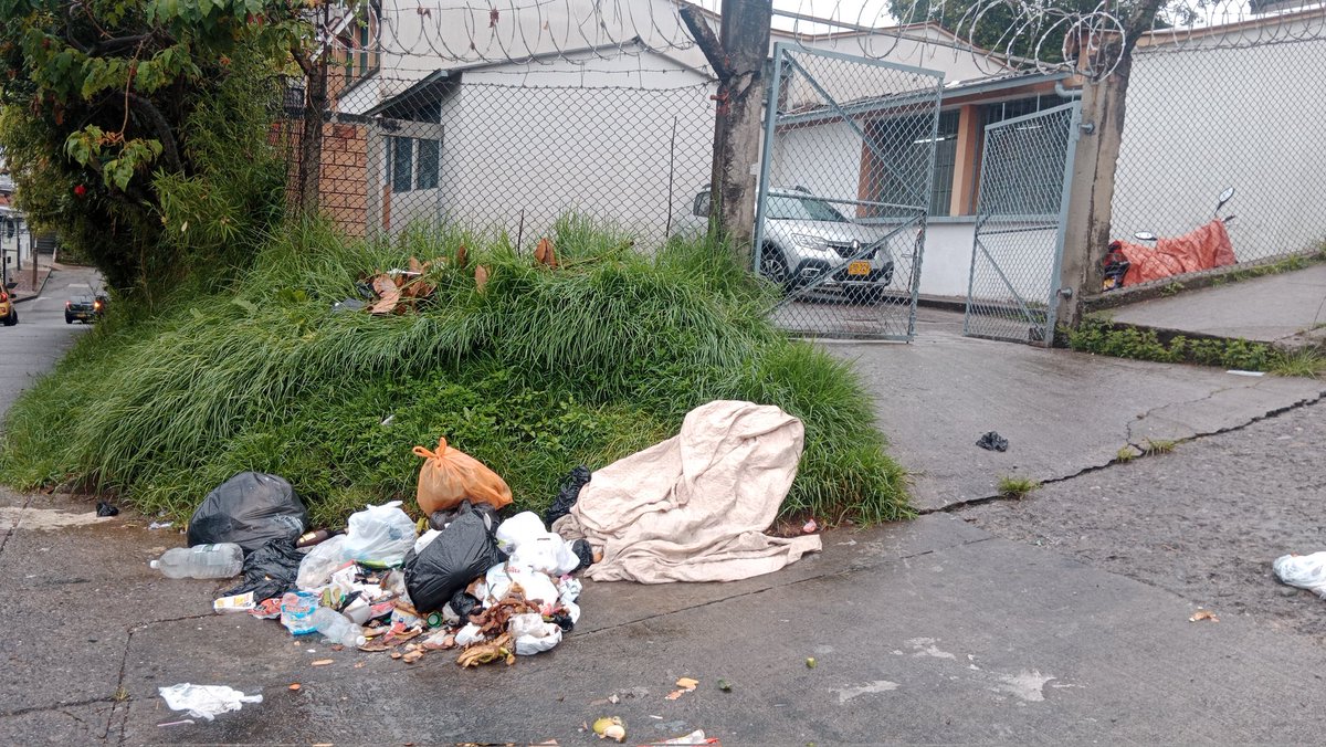 Los habitantes del barrio el Bosque de Manizales creen que la sede Barrios Unidos del Instituto Pablo VI es el basurero del sector. ¿Quién nos puede colaborar con esta situación? @CiudadManizales @SecEducacionMz