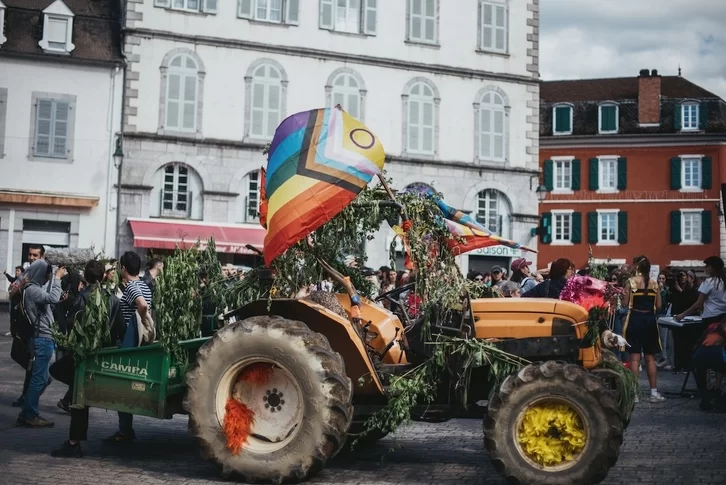 MediabaskInfo's tweet photo. [#DIAPORAMA] Bekat’Uros était de retour à #Tardets #LGBTQIA 
https://t.co/03mdOJQ1LY https://t.co/MXa3zmlDpT