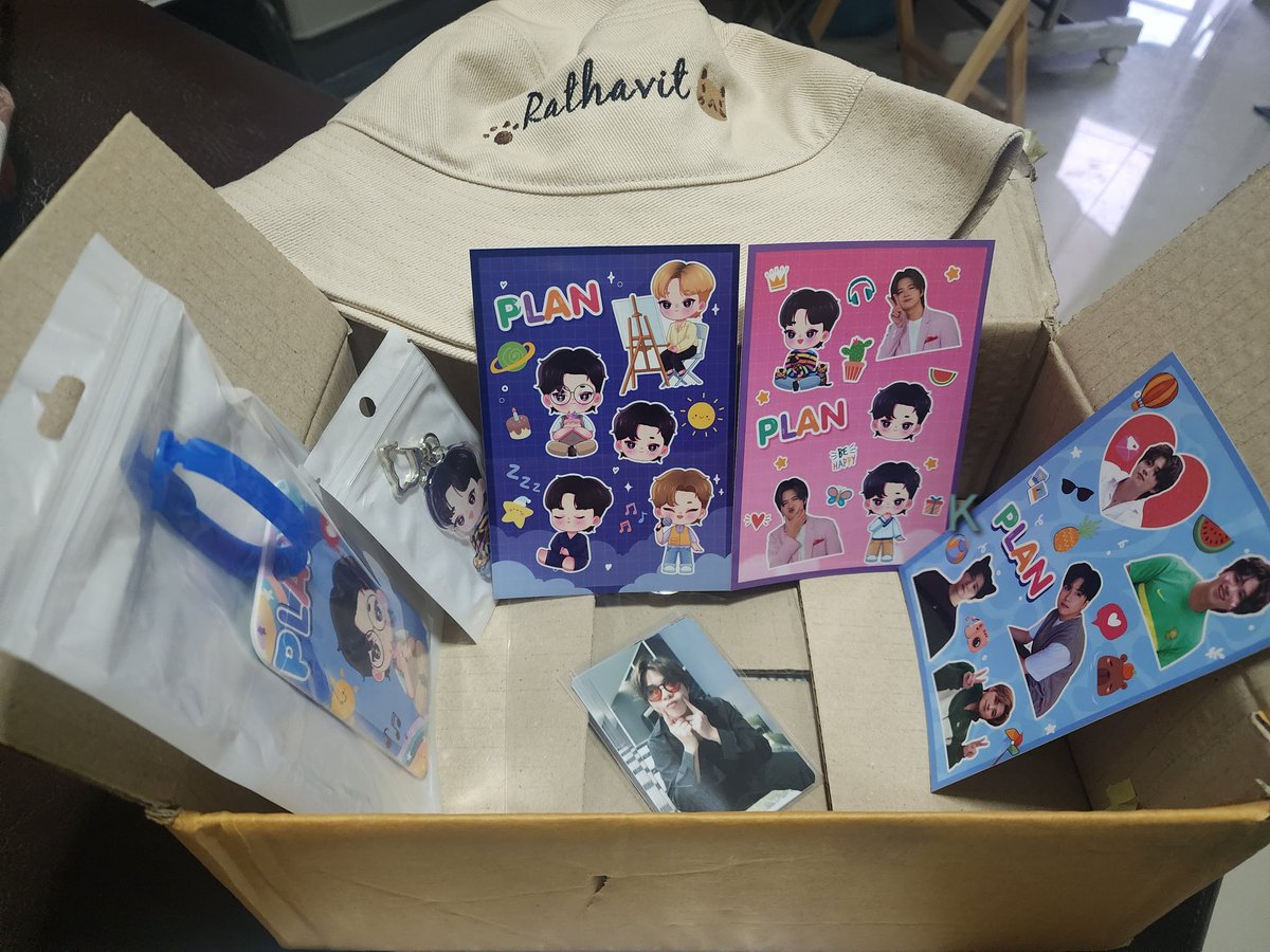 HooKating's tweet photo. ของมาแล้วววว น่ารักทุกอย่างเลยยย
เลิฟหมวก เลิฟทุกอย่าง 😘😘
#27thPlanBDProject
#คนของแปลน
#PlanRathavit https://t.co/kT2meEo9uj