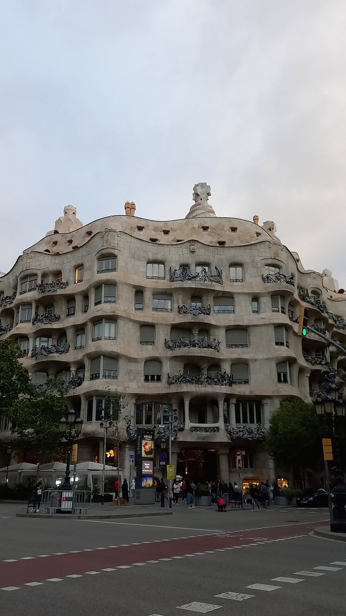 Passejant pel món. 
La Pedrera.  Gaudí. #Barcelona #bcn #architecturephotography #TravelTuesday #travelphotography #travelling #travellingthroughtheworld @BCNicon