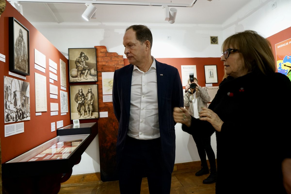 Podczas mojej dzisiejszej wizyty w południowo-wschodniej Polsce zwiedziłem zbiory romskie w Muzeum Etnograficznym w Tarnowie oraz zapoznałem się z kulturą i historią społeczności romskiej. Wystawa, która powstała w celu promowania i utrzymania wzajemnego zrozumienia i dialogu,…