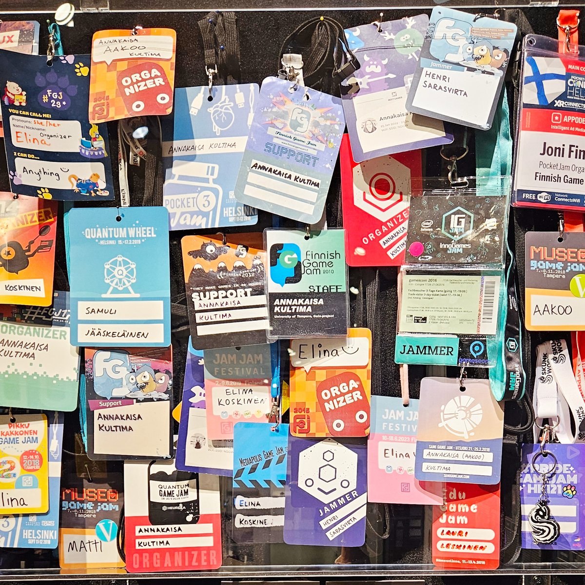 Kiinnostaako peliala? Ja mitä pelien tekeminen takoittaa? Tule tutustumaan Pelimuseon Pelijamien tarinoita -pienoisnäyttelyyn 28.4. asti! Näyttelyssä sukelletaan pelijamien värikkääseen ja hauskaan maailmaan Suomessa. #vapriikki #tampere
vapriikki.fi/nayttelyt/peli…