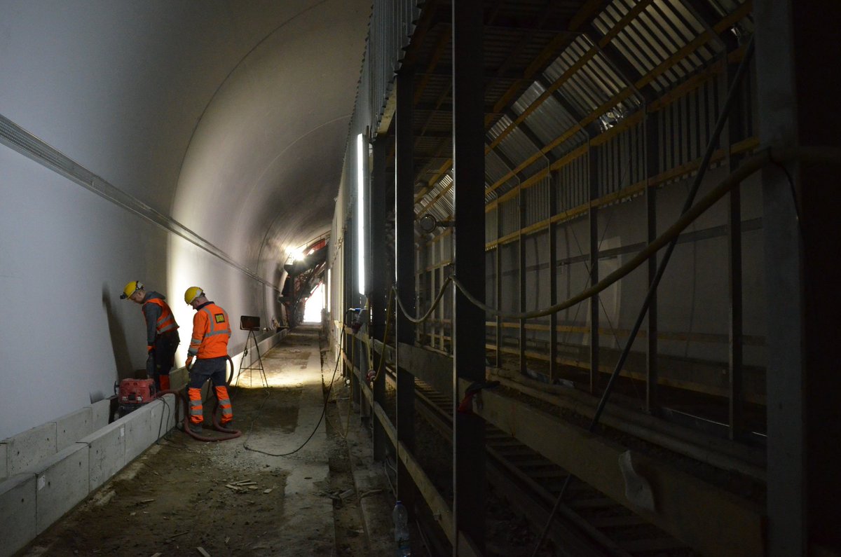 Od 4 czerwca większe możliwości przejazdu koleją przez tunel koło Trzcińska. Dzięki poszerzeniu tunelu, dwa 🚄będą mogły przejechać przez niego równocześnie! Od dziś startują prace przy montażu torów i sieci trakcyjnej. Wprowadzono komunikację zastępczą.