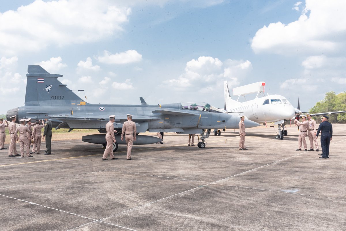 The Royal #Thai Navy visiting Wing 7 to be briefed on operational activities at the base. #Saab #Gripen #AEW Photos: RTAF Wing 7. April 22, 2024 #Thailand 🇹🇭