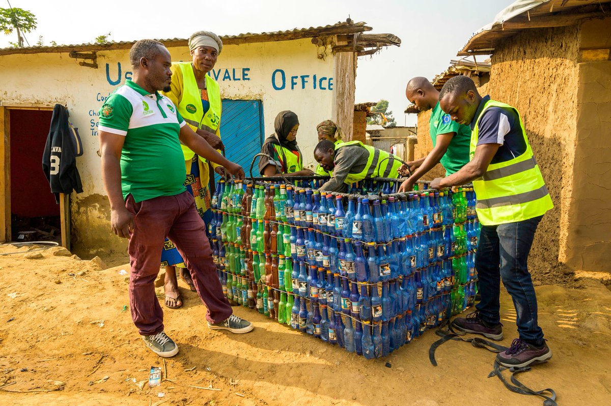 Happy #EarthDay2024🌍 We shine a spotlight on the incredible efforts of Usafi Nakivale Group, committed to collecting & reusing♻️#plastics to enhance local ecosystem and protect environment in Nakivale Refugee Settlement. 📍Read their story 👉t.ly/ptbI_