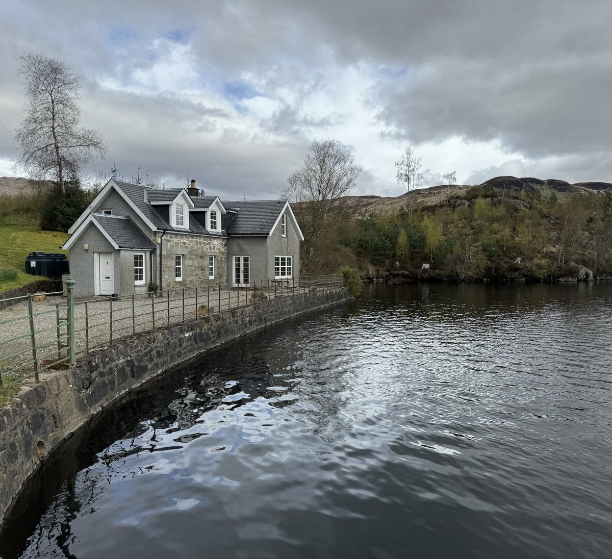 I spent a week hold up in this remote cottage in February 2019 completing the final edits of the Peak Performance book. 14 hours a day for 6 days Cycled past it today on my way around loch Katrine