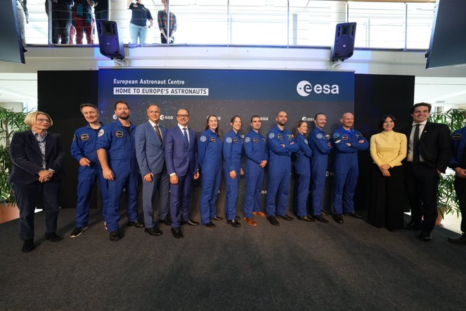 Congratulazioni a tutti i nuovi astronauti e astronaute e alle persone che li hanno aiutati ad arrivare fin qui, sia a livello professionale che personale. Il DG @esa @AschbacherJosef augura loro ogni successo nel viaggio nello spazio! #TheHoppers #ESAastro2022