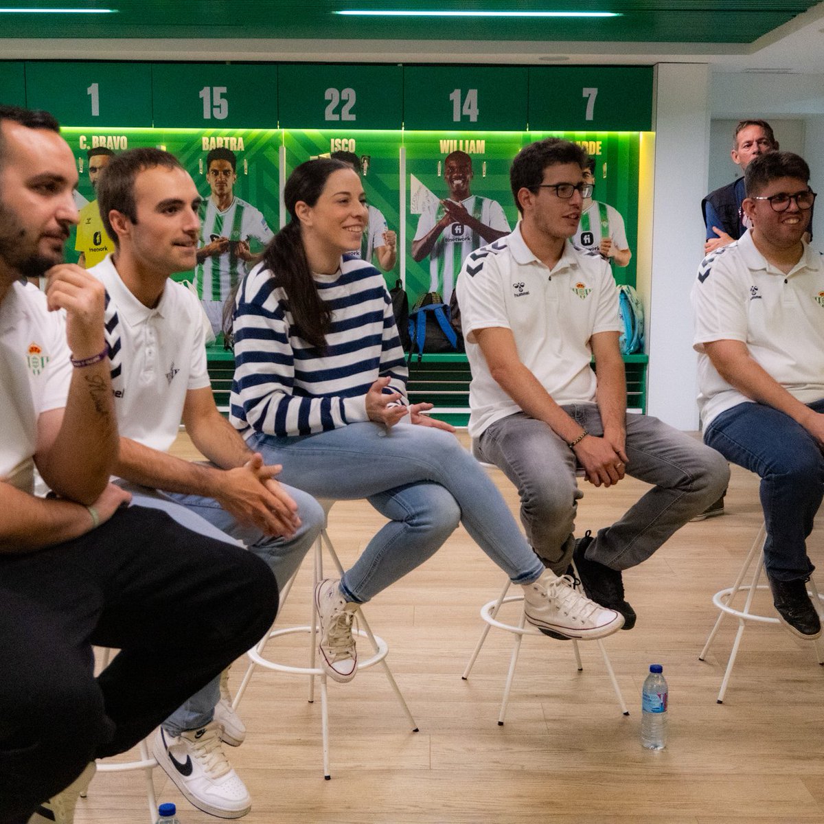 ¡Nuevo Club de Lectura en verdiblanco junto a la @FundacionJMLara! 🫶 Hoy han participado jugadores del #BetisGenuine para acompañar al Colegio de Psicopediatría de Sevilla 🤜🤛