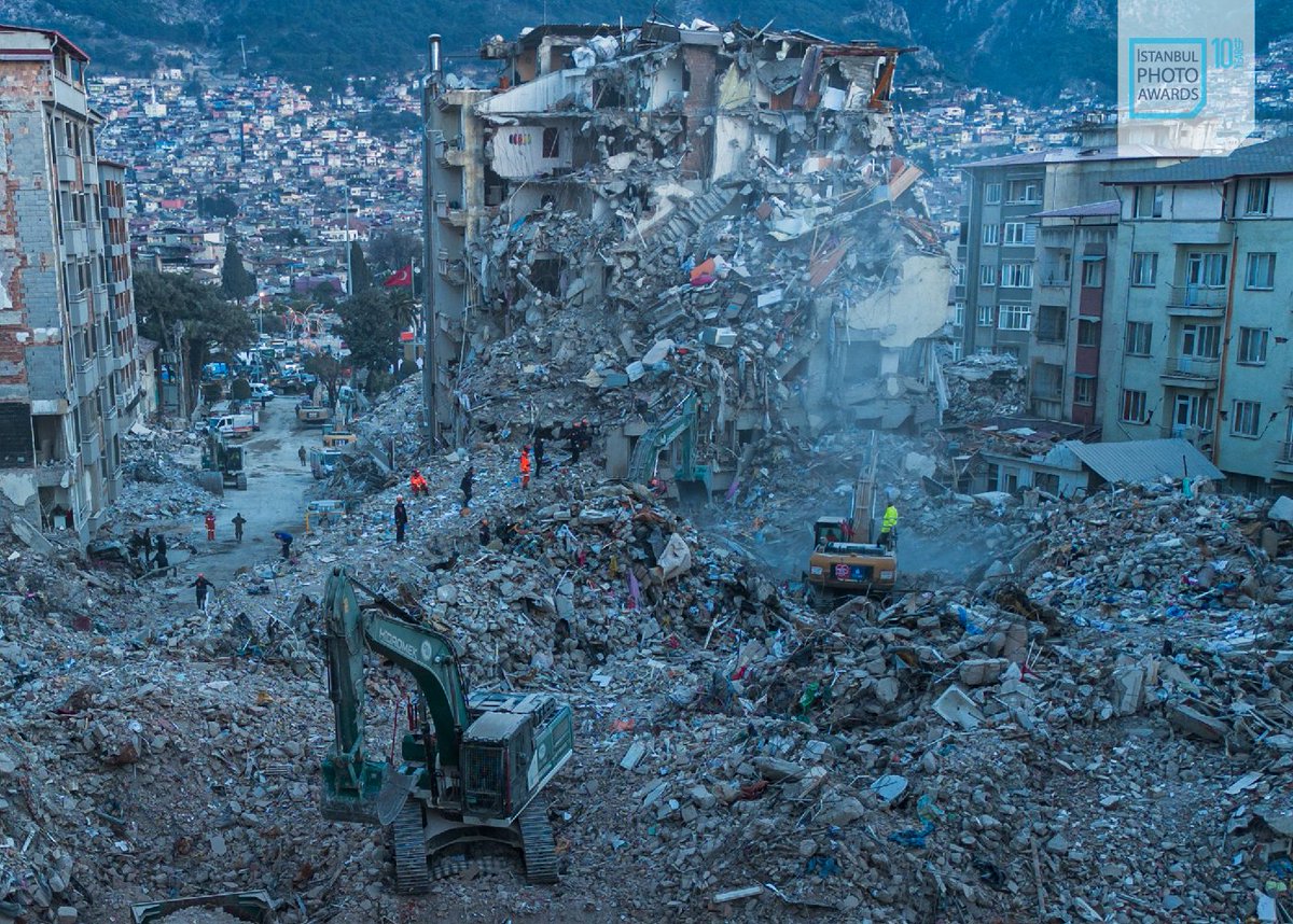 Death Ghost covers the #earthquake in #Türkiye photographed by <a href="/SameerAlDoumy/">Sameer Al-Doumy</a> from <a href="/AFPphoto/">AFP Photo</a> got the prize in the category of Young Photographer, the 10th year special category of 10th #İstanbulPhotoAwards.