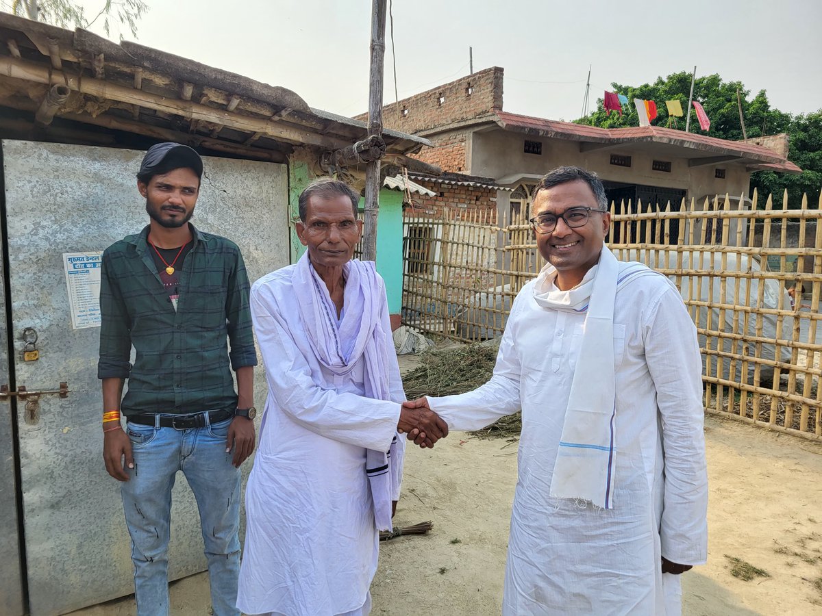 BikashKumar's tweet image. हरलखी प्रखंड में पूर्व जिला अध्यक्ष (BSP ) के पलटन राम जी से मुलाकात हुई
#bikashkumar
#bikashkumarmadhubani
#madhubanikebikash
#bikashkilahar
#madhubani