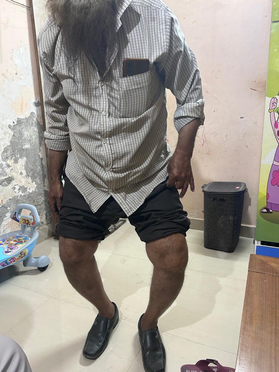 Delhi: यह अंकल चलने फिरने से लाचार हैं.. इनके दोनों पैर खराब हैं और डॉक्टर ने knee replacement के लिए कहा है। कोई डॉक्टर देख रहा है तो कृपया इनकी मदद करें.. क्योंकि सरकारी अस्पताल में धक्के खाने के बाद भी इनका इलाज नहीं हुआ। @DrDatta_AIIMS @aiims_newdelhi @SJHDELHI @AiimsU