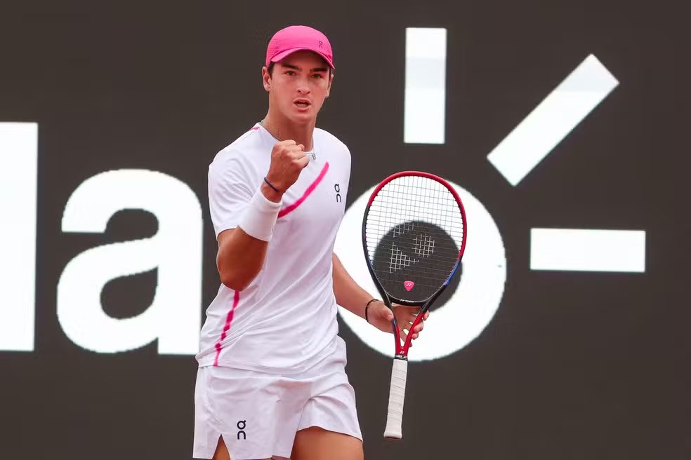 JOÃO VAI JOGAR OS MASTERS 1000 DE MADRID!!

Ele recebeu o convite e estreia nas qualificatórias dia 24 com previsão de início 5 horas da manhã. Seu adversário é o Alex Michelsen , atual rank 70 do mundo.
VAMOS PRA CIMA.