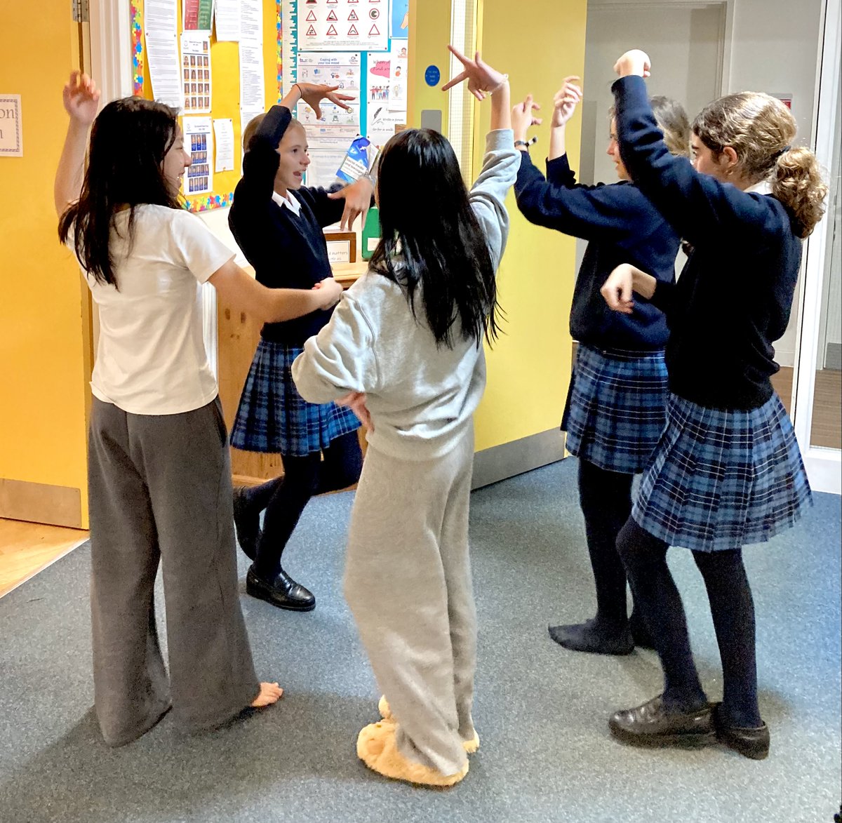Big smiles all round as Leeds House extended a warm welcome to a group of Thai students who are studying at Mayfield for the summer term! Our Spanish girls and the Thai students discovered a universal language in dance, exchanging and teaching each other their moves.