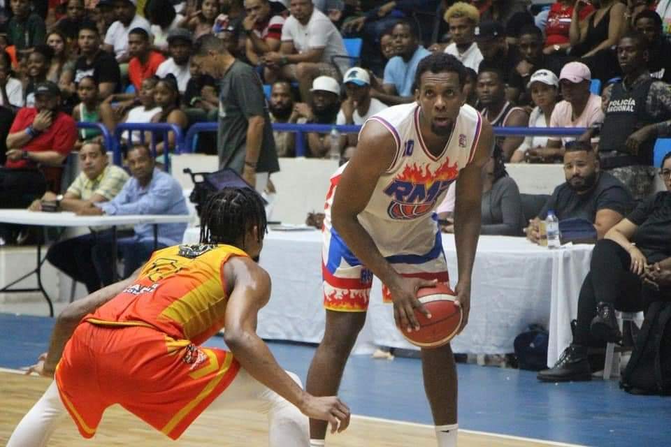 El club Ramón Marrero Aristy de Savica resiste y provoca sexto partido ante Tribu de Quisqueya en la final Torneo Baloncesto Superior La Romana Detalles aquí tinyurl.com/4fdmbu47 #baloncesto #TBS #laromana #torneo #asobaro