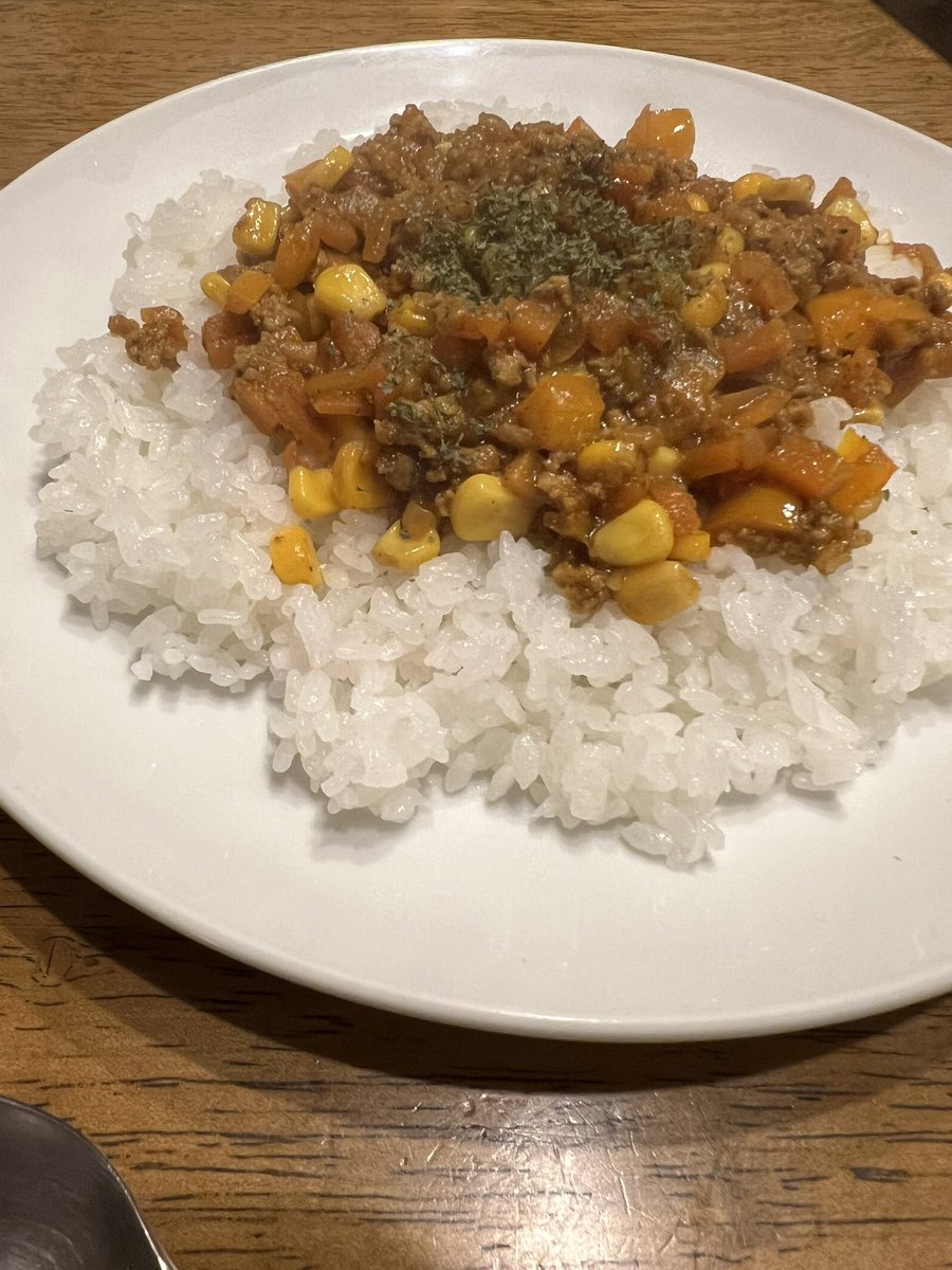 今日の夕飯は野菜タップリキーマカレー 豚ひき肉、玉ねぎ、にんじん、パプリカ、コーン、パセリもかけて。