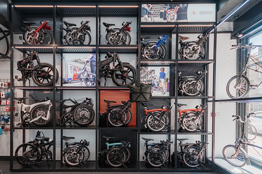 💡@BromptonBicycle floor-to-ceiling, foldable bike display wall with integrated graphics and lighting 🚲 If you’re a Retail Designer and want to know how you can configure a display like this for one of your projects, click here: unibox.co.uk/projects/retai… #RetailDesign #Cycling