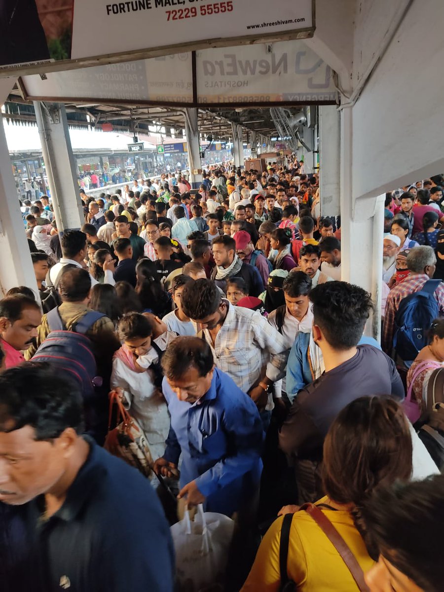 Complete chaos at #Nagpurrailwaystation. Train 12136 Ngp-pune scheduled 6pm dep not on platform. No updates at stn or portal. This rarely happens at Nagpur. Let us hope crowd remain cool. @DRMnagpur @AshwiniVaishnaw @RailMinIndia @Central_Railway @RailMadad @SamareshA73