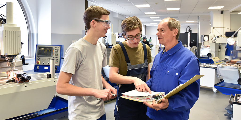 Reinschnuppern in die Berufswelt: Plattform der Praktikumswochen ist online. mtk.org/Reinschnuppern… #MTK #Praktikum #Praktikumswochen #PraktikumswochenHessen2024 #Schüler (Foto: adobe.com / industrieblick)