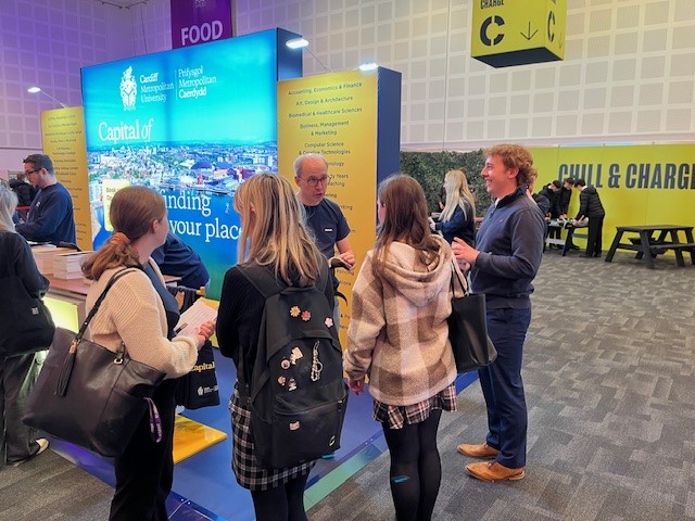 Chepstow_Upper's tweet photo. Always such a joy to take our Blwyddyn 12 students to the @ucas_online Convention, where they have the opportunity to talk to universities, employers and apprenticeships. They left with lots of goodies and, more importantly, ideas for their post-18 pathways @chepstowschool https://t.co/lC1ezXPsE9