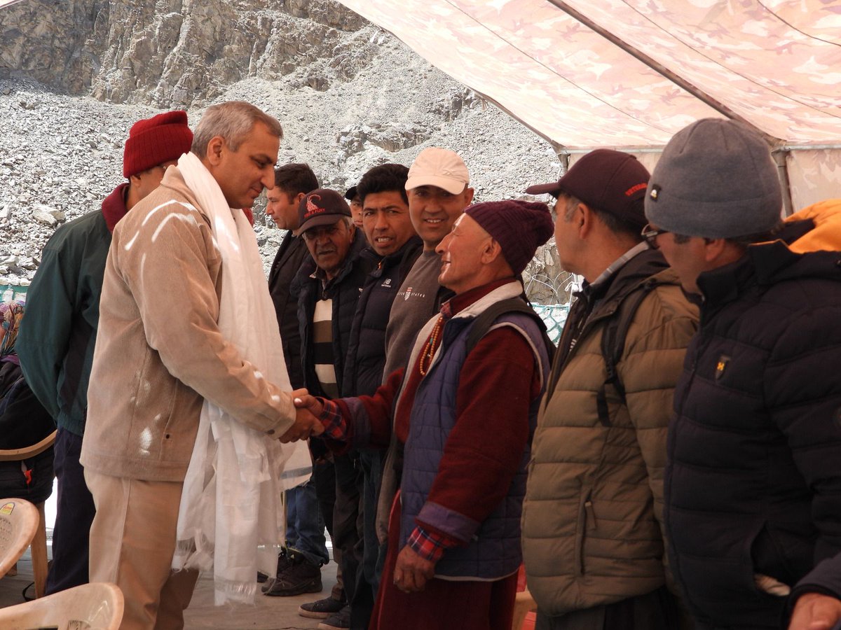 prodefencejammu's tweet photo. #FamilyBeyondBlood. Ex Servicemen Meeting was conducted at Biamah, Leh under aegis of #ForeverInOperations Division. Their problems were listened with a commitment to solve them earliest &amp; the promise &amp; resolve towards the Nation was renewed by one and all.

@SpokespersonMoD https://t.co/HLbbQ4uv9y