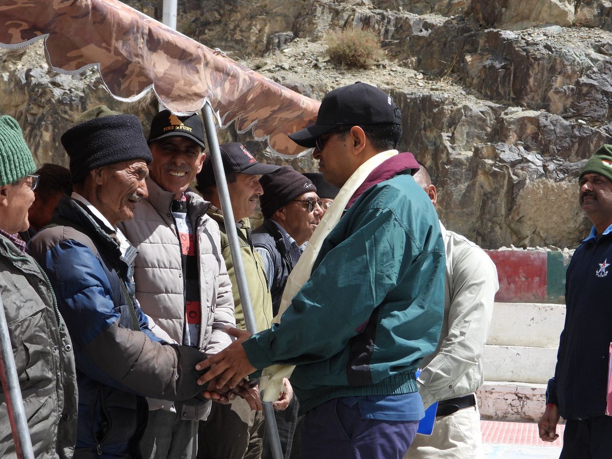 prodefencejammu's tweet photo. #FamilyBeyondBlood. Ex Servicemen Meeting was conducted at Biamah, Leh under aegis of #ForeverInOperations Division. Their problems were listened with a commitment to solve them earliest &amp; the promise &amp; resolve towards the Nation was renewed by one and all.

@SpokespersonMoD https://t.co/HLbbQ4uv9y