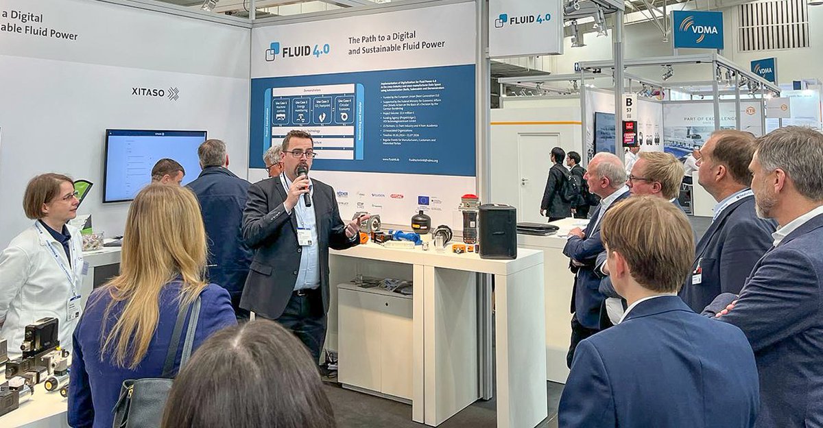 VDMAonline's tweet photo. Am VDMA Zentralstand auf der @hannover_messe wird den Abgeordneten der SPD-AG Wirtschaft ein vom Bund gefördertes Projekt zur #Digitalisierung in der #Fluidtechnik vorgestellt. Besonderer Fokus liegt dabei auf der #Nachhaltigkeit #HM24 https://t.co/vgx3gf9xL9