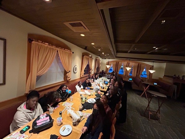 WileyElemGSO's tweet photo. The 5th graders are enjoying their time in Midland, MI, thus far. They visited Motown Records and Midland Country Club, where they were presented with an exceptional violin performance and an ice sculpture, and each student was gifted a book. They have so much more to explore! https://t.co/PnCLLfVbBl