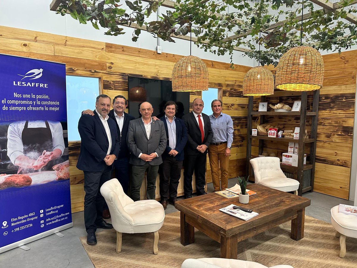 cnbpf's tweet photo. ✈ Déplacement de Dominique Anract Président de La Confédération Nationale de la Boulangerie-Pâtisserie Française (CNBPF), également Président de l'#UIBC International Union of Bakers and Confectioners en #Uruguay. 🥖 🍞 🇺🇾
Visites d'étapes @Lesaffre à #Montevideo, au Centro de Industriales Panaderos del Uruguay.
#boulangeries #Uruguay @UIBC_