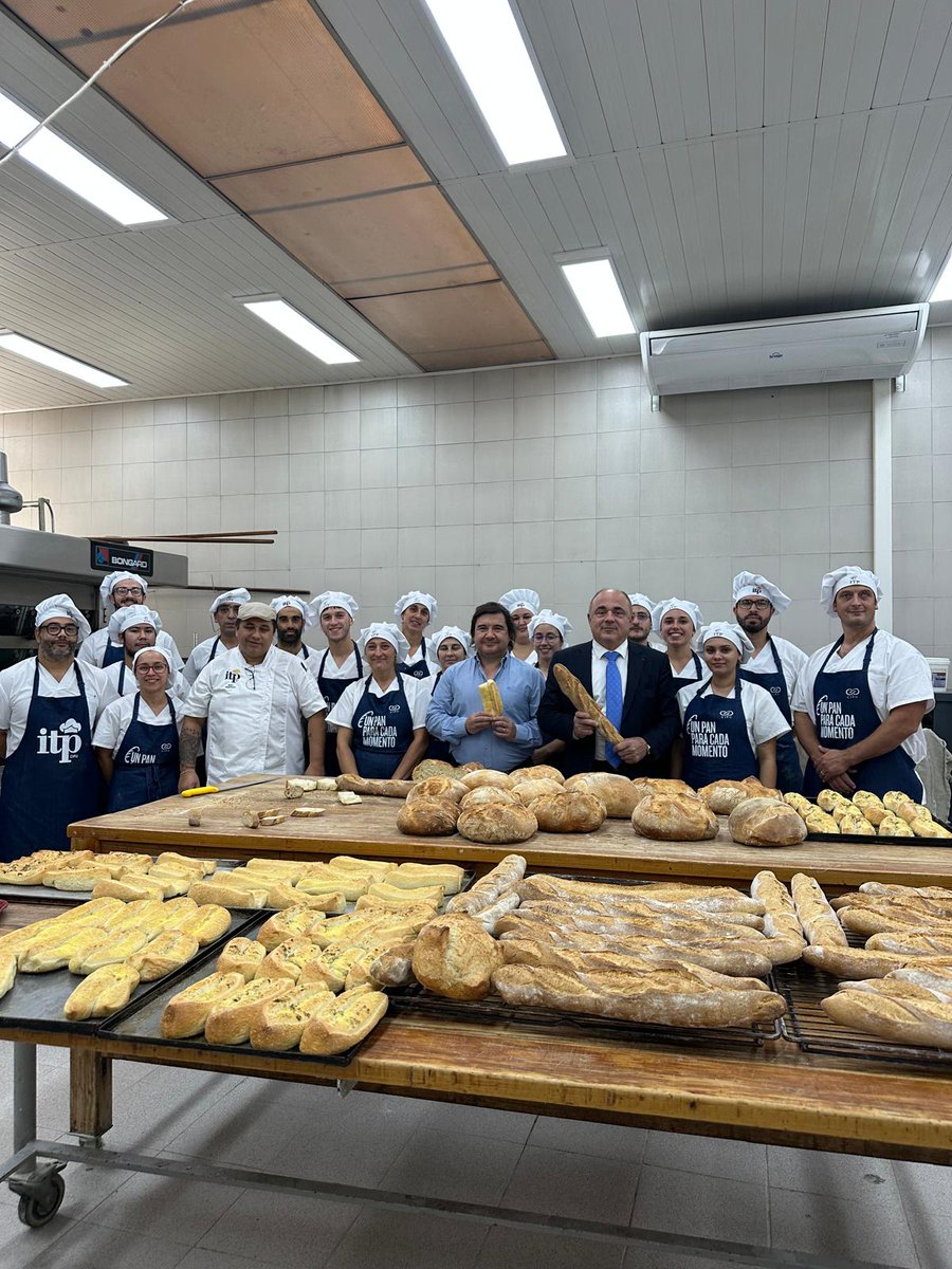 cnbpf's tweet photo. ✈ Déplacement de Dominique Anract Président de La Confédération Nationale de la Boulangerie-Pâtisserie Française (CNBPF), également Président de l'#UIBC International Union of Bakers and Confectioners en #Uruguay. 🥖 🍞 🇺🇾
Visites d'étapes @Lesaffre à #Montevideo, au Centro de Industriales Panaderos del Uruguay.
#boulangeries #Uruguay @UIBC_