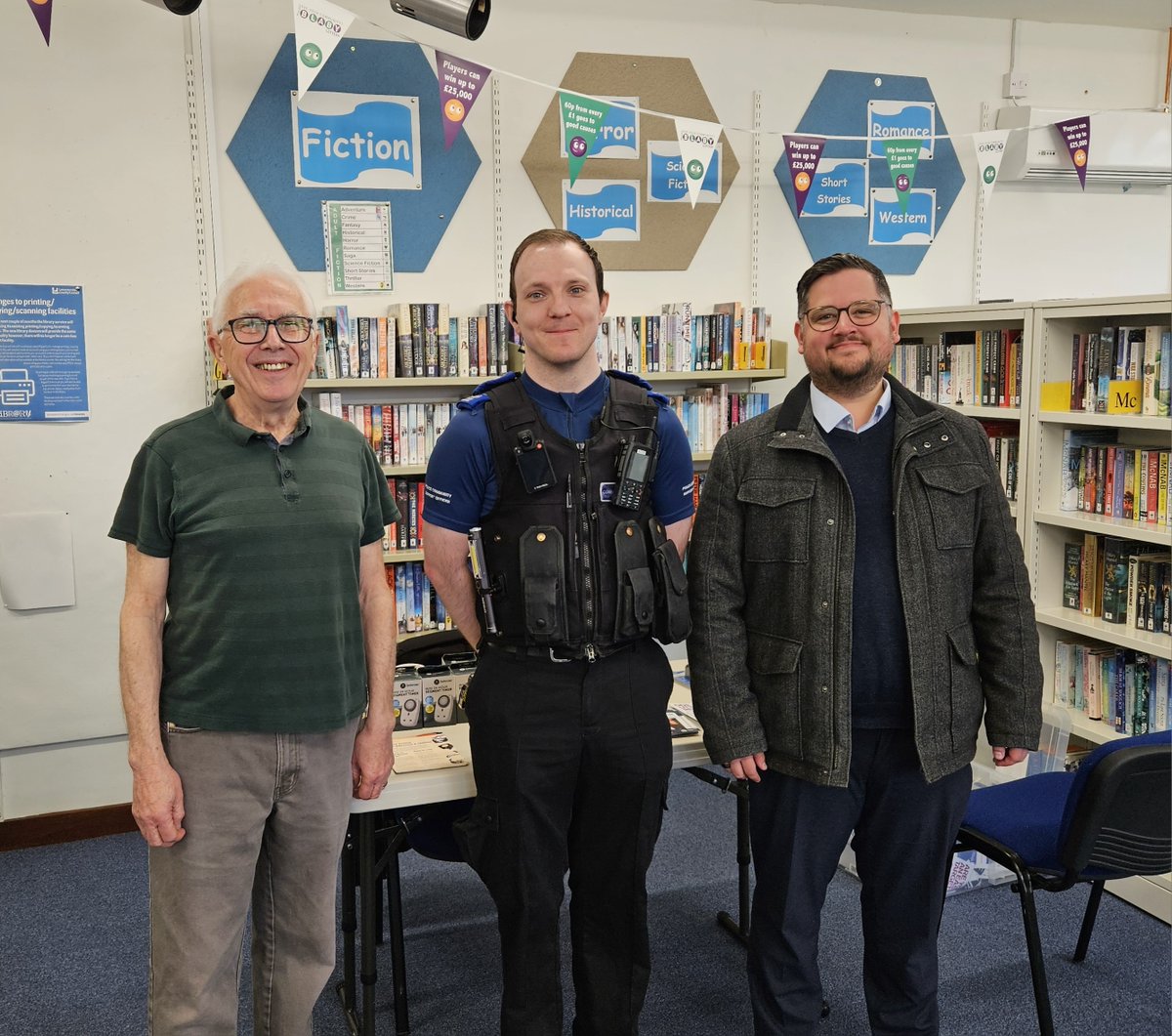 Really pleased to meet PCSO Ryan Keane from @leicspolice Fosse Villages beat team today at Sapcote Library👮

@CllrMikeShirley and I discussed local issues within the @FosseHighcross and how Ryan and the beat team are supporting the area 👍 

#LocalPolicing #StrongCommunity