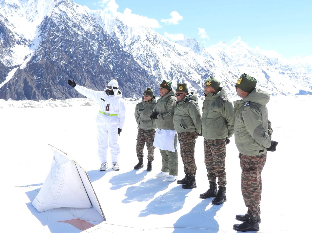 Raksha Mantri Shri Rajnath Singh Ji visited the World's Highest Battlefield, #Siachen and interacted with the soldiers stationed at Kumar Post. 🇮🇳⚡️ #IndianArmedForces #JaiHind