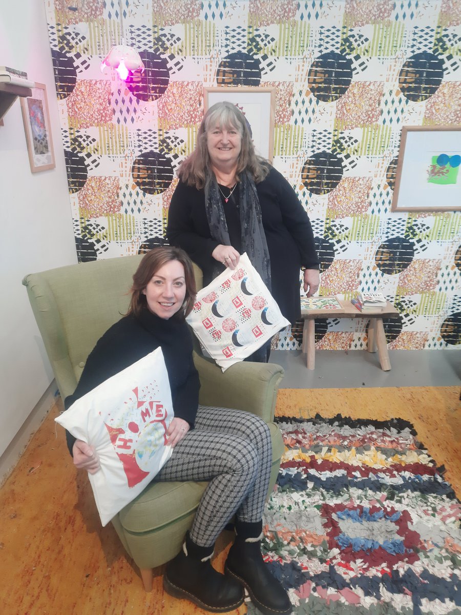 🏠Great to show @JulieJamesMS our members' powerful artwork at the Crisis House to Home exhibition at @The_Waterfront on Friday - thanks for coming/diolch am ddod! 🗓️It's not too late to drop by the installation – it’s open until 29 April.