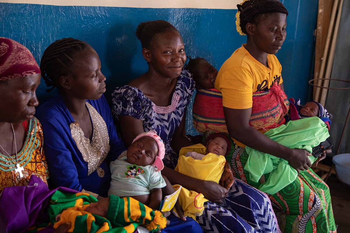 Ces jeunes mères attendent pour immuniser leurs enfants. Avec le soutien du @KSRelief_EN , de l’Arabie Saoudite, l’UNICEF assure l’approvisionnement en vaccins contre la polio et la rougeole dans 24 districts sanitaires de la RCA.