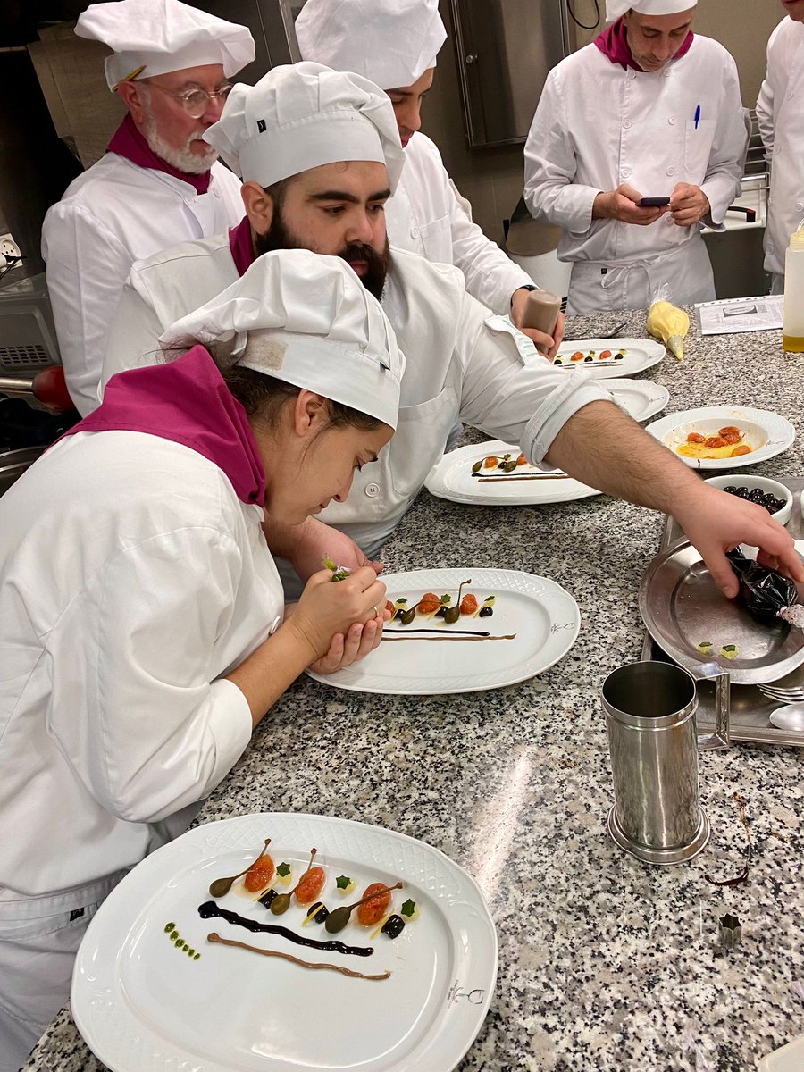 EHC_SAE's tweet photo. En Cocina comenzamos con la unidad formativa Cocina Creativa y de Autor. 💡🍽️
✨Un apasionante viaje gastronómico donde cada plato es una obra maestra única! 🔥🧑🏻‍🍳👩🏼‍🍳

#cocina #arte #cocinadeautor #cocinacreativa #fpe #FPEmpleo https://t.co/2c4CFEuhL1