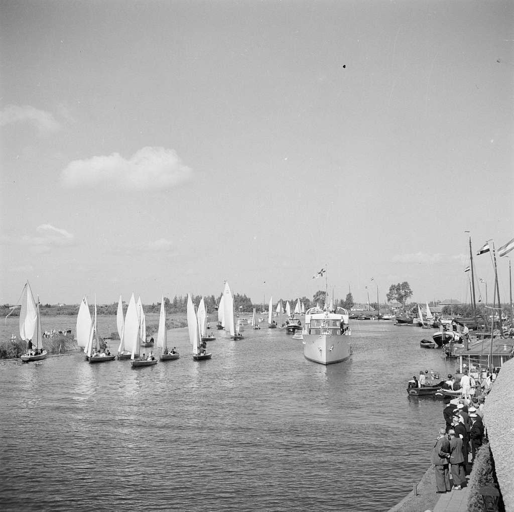 PietHein_Jacht's tweet photo. Het koninklijk jacht #PietHein vaart tussen #zeilschepen door bij aankomst in #Eernewoude, 1947 https://t.co/YKQc6OlmYi