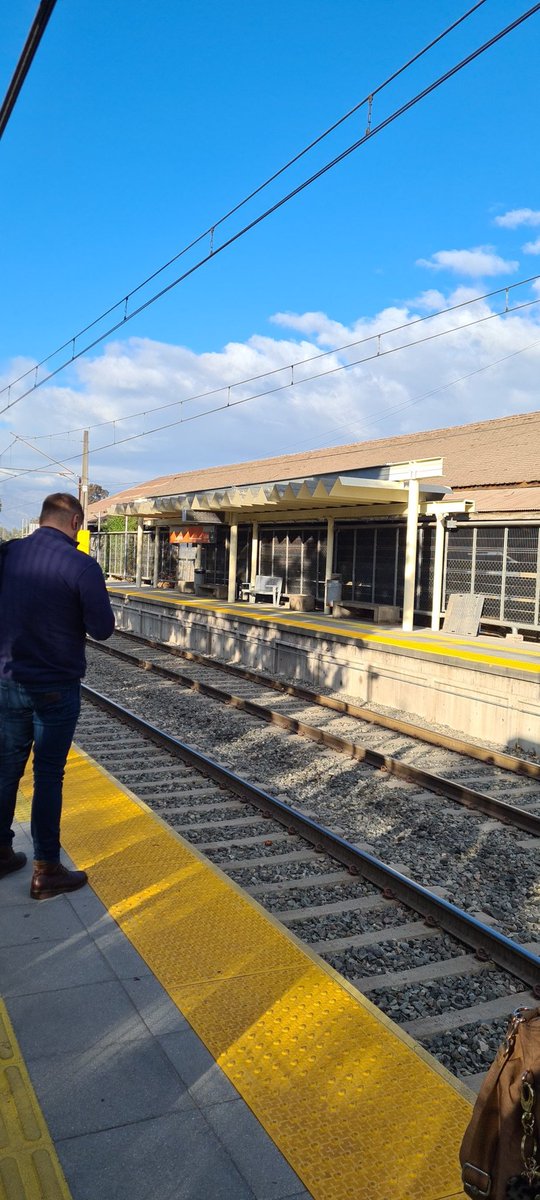 lwt_thv's tweet photo. @EFE_Rancagua cuándo llegarán a la la hora sus trenes? cada lunes se supone que sale a las 8:39 de Linderos. cada lunes llega alrededor de la 8:45, encima llenísimo y con dificultades para respirar en el interior porque siguen usando los trenes viejos sin aire acondicionado https://t.co/bQhnK60YjX