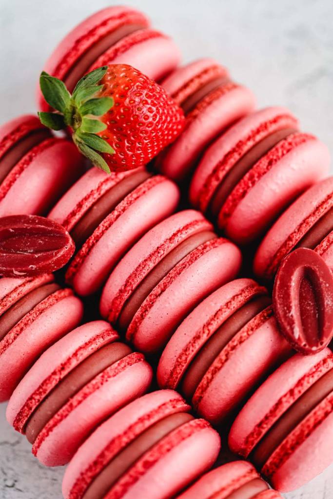 Refreshing strawberry macarons will put a smile on your face...#MacaronMonday #Baking #Paris #delicious #Mondayvibes #Food #MondayMotivation #France #fruit #MondayMood 📸 Everything Marina🍓🍓 Recipe - Bit.ly/StrawGanMac