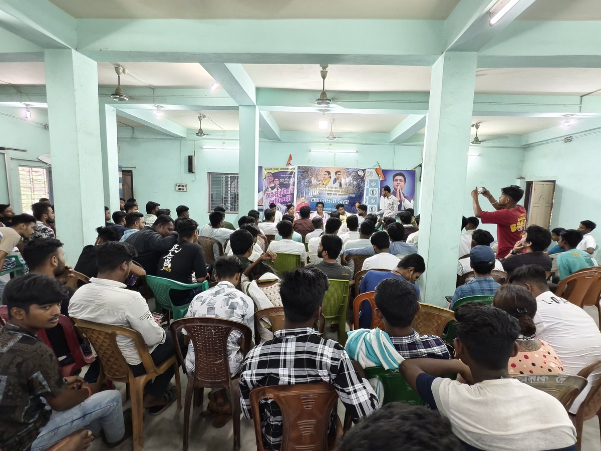 mukut_adhikari's tweet photo. নদীয়া দক্ষিণ সাংগঠনিক জেলার তৃণমুল কংগ্রেস কার্যালয় এ তৃণমুল ছাত্র পরিষদ এর কার্যকর্তা দের সঙ্গে সাংগঠনিক আলোচনা।
#voteformukutmani 
#VoteForTMC https://t.co/OUaO5Z9Q4A