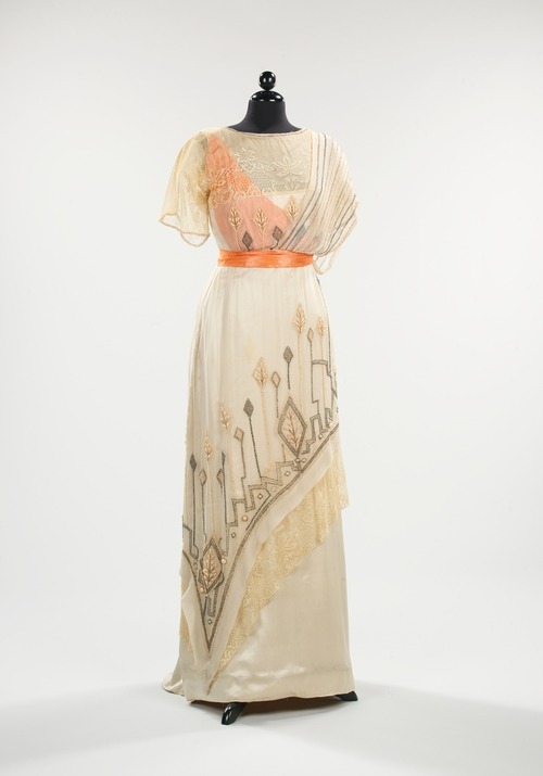 This #frockingfabulous #gravymagnet of 1912 is all about summer vibes!  #Fashionhistory via the Met.