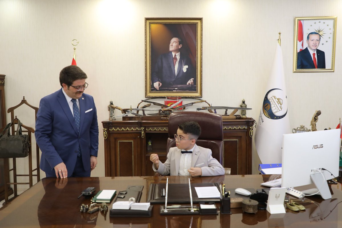 Vir_Kaymakamlik's tweet photo. 23 Nisan Ulusal Egemenlik ve Çocuk Bayramı dolayısıyla Kaymakamımız Sn. Önder Koç, temsili olarak Viranşehir Kaymakamlığı koltuğunu 15 Temmuz Şehitleri İlkokulu 4. Sınıf ögrencileri Feride Bayram, Mehmet Mirhat Dayan ve Muhammet İzzettin Çetin'e devretti.

 Makama oturan öğrenciler ise, ideallerini Kaymakamımız Sn. Önder Koç ile paylaştı.

Ziyaretten ötürü öğretmen ve öğrencilere teşekkür eden Kaymakamımız Sn. Önder Koç, öğrencilerin ileride çok iyi makamlara gelmesini ümit ettiğini belirtti ve onlara çeşitli hediyeler vererek makamdan uğurladı.
@onderkoc13