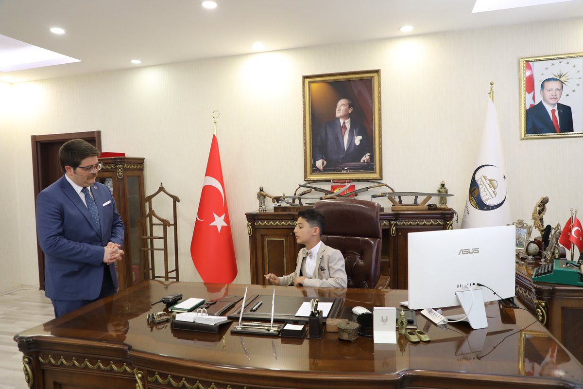 Vir_Kaymakamlik's tweet photo. 23 Nisan Ulusal Egemenlik ve Çocuk Bayramı dolayısıyla Kaymakamımız Sn. Önder Koç, temsili olarak Viranşehir Kaymakamlığı koltuğunu 15 Temmuz Şehitleri İlkokulu 4. Sınıf ögrencileri Feride Bayram, Mehmet Mirhat Dayan ve Muhammet İzzettin Çetin'e devretti.

 Makama oturan öğrenciler ise, ideallerini Kaymakamımız Sn. Önder Koç ile paylaştı.

Ziyaretten ötürü öğretmen ve öğrencilere teşekkür eden Kaymakamımız Sn. Önder Koç, öğrencilerin ileride çok iyi makamlara gelmesini ümit ettiğini belirtti ve onlara çeşitli hediyeler vererek makamdan uğurladı.
@onderkoc13