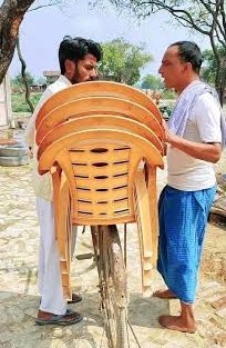 गांवों में कुर्सी बेचने वाले भी मोदी जी की तरह 400-400 ही बोलते है फिर 120-140 में बेच जाते है।