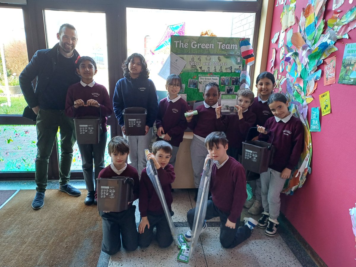 Scoil Chroí Íosa’s Green Team is working with their school community to achieve their Litter and Waste flag, as part of An Tasice's Green-Schools programme. GCC provided Scoil Chroí Íosa’s Green Team with food waste caddy bins and litter pickers to help them on their journey!