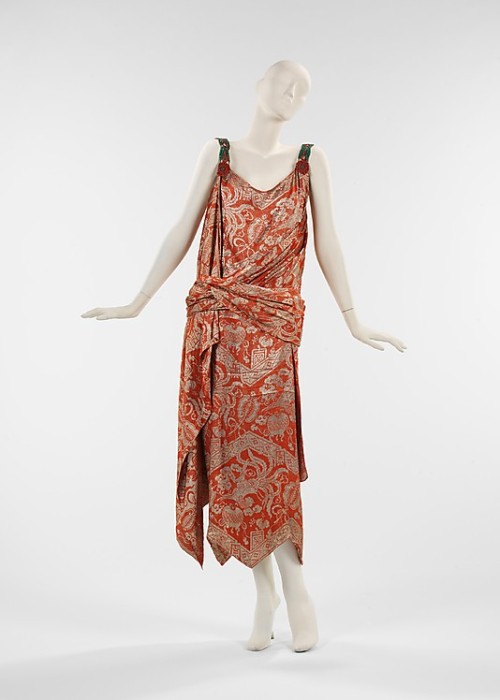 The #HouseofWorth go for the flapper coin! #frockingfabulous #fashionhistory of 1925, via the Met.