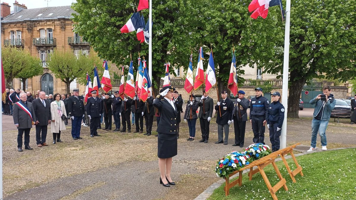 📣Au Monument aux Morts, Place Nassau, nous accueillons Mme Astrid HUBERT-ALVES DE SOUSA, nouvelle Sous-Préfète de l'arrondissement de #Sedan. Dans le cadre de sa prise de fonction, un dépôt de gerbe s'est tenu en présence du Maire @HerbillonDidier Bienvenue Mme la Sous-Préfète💐