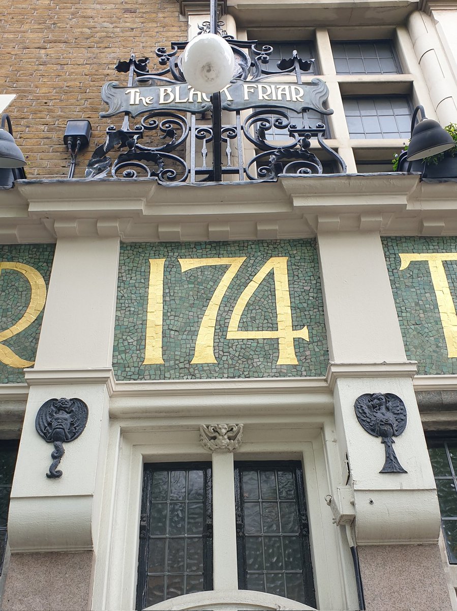 The Blackfiar. The wonderful wedge shaped Arts and Crafts pub by Blackfiars station. 1895 Remodelled 1905 (Herbert Fuller-Clark). Saved from demolition in the 1960s #mosaicMonday #londonpubs @HistoricEngland #gradeIIlisted #streetsoflondon #lifeinlondon #architecturephotography