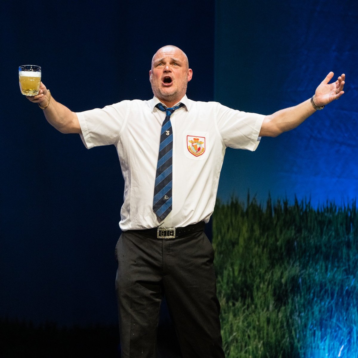 🍻 Standing up so you don't have to take it lying it down, @almurray is back at the Spa this Friday! 📸 ✍️ Meet & Greet tickets are available to meet the King of Beers before the show as well as the chance to get a photo and a signed postcard! 🎟️ tinyurl.com/4x7ckmv6
